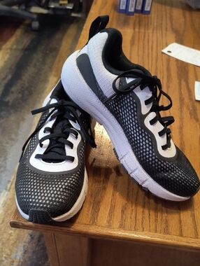 Women’s Under Armor Black and White Lightweight Running Sneakers 7